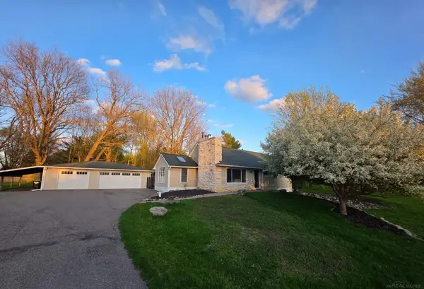 1051 Swan LN, Fenton, MI 48430