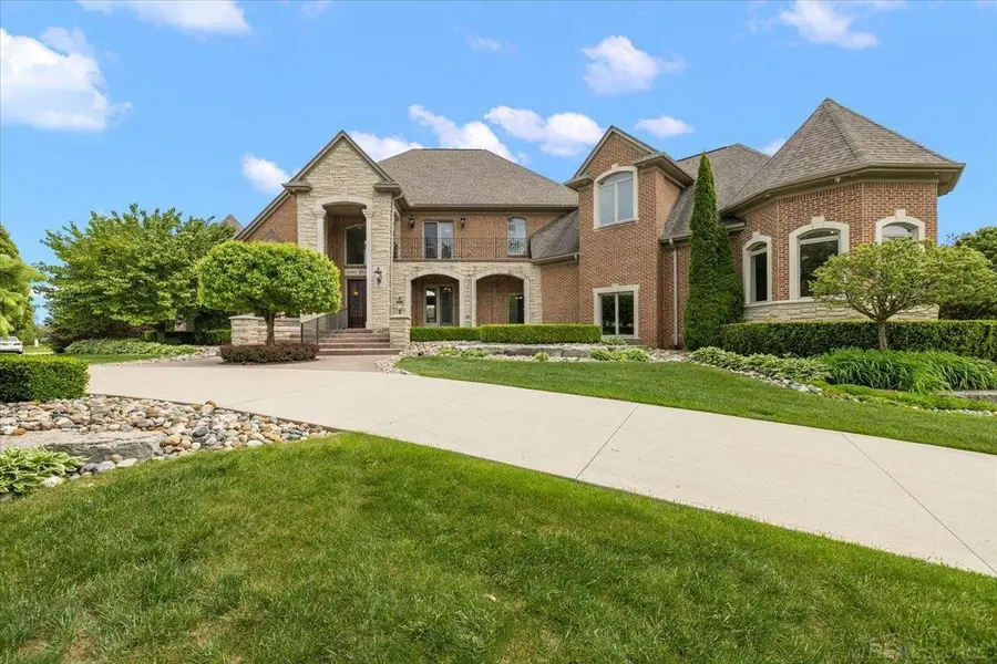 54245 Queensborough DR, Shelby, MI 48315 - #2
