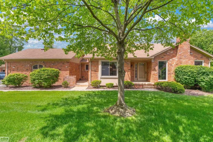 41010 W Rosewood DR, Clinton, MI 48038 - #2