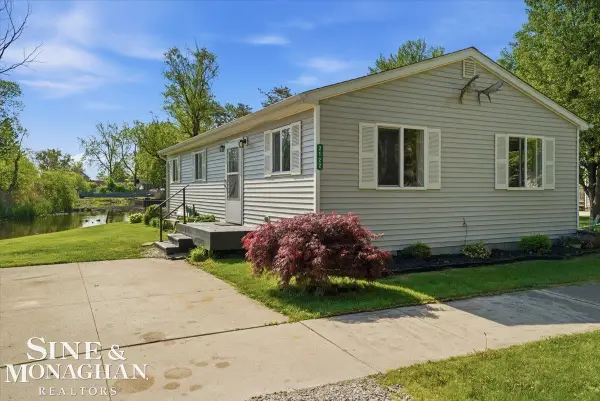 2122 Michigan ST, Algonac, MI 48001