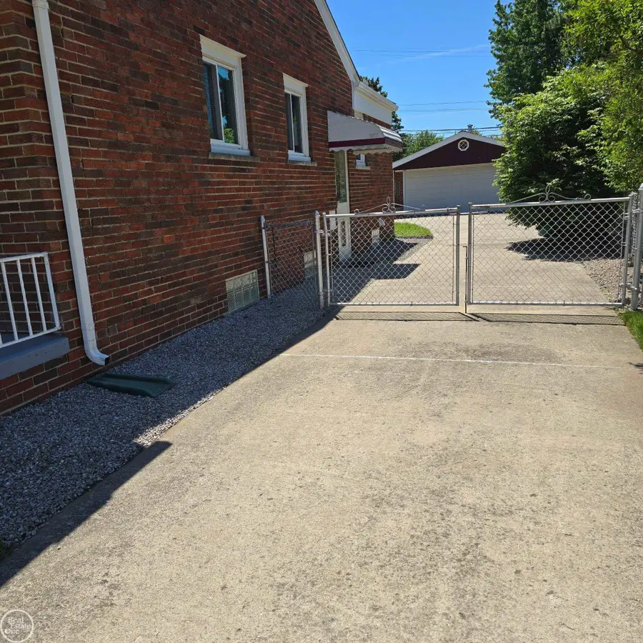 16084 Hauss AVE, Eastpointe, MI 48021 - #2