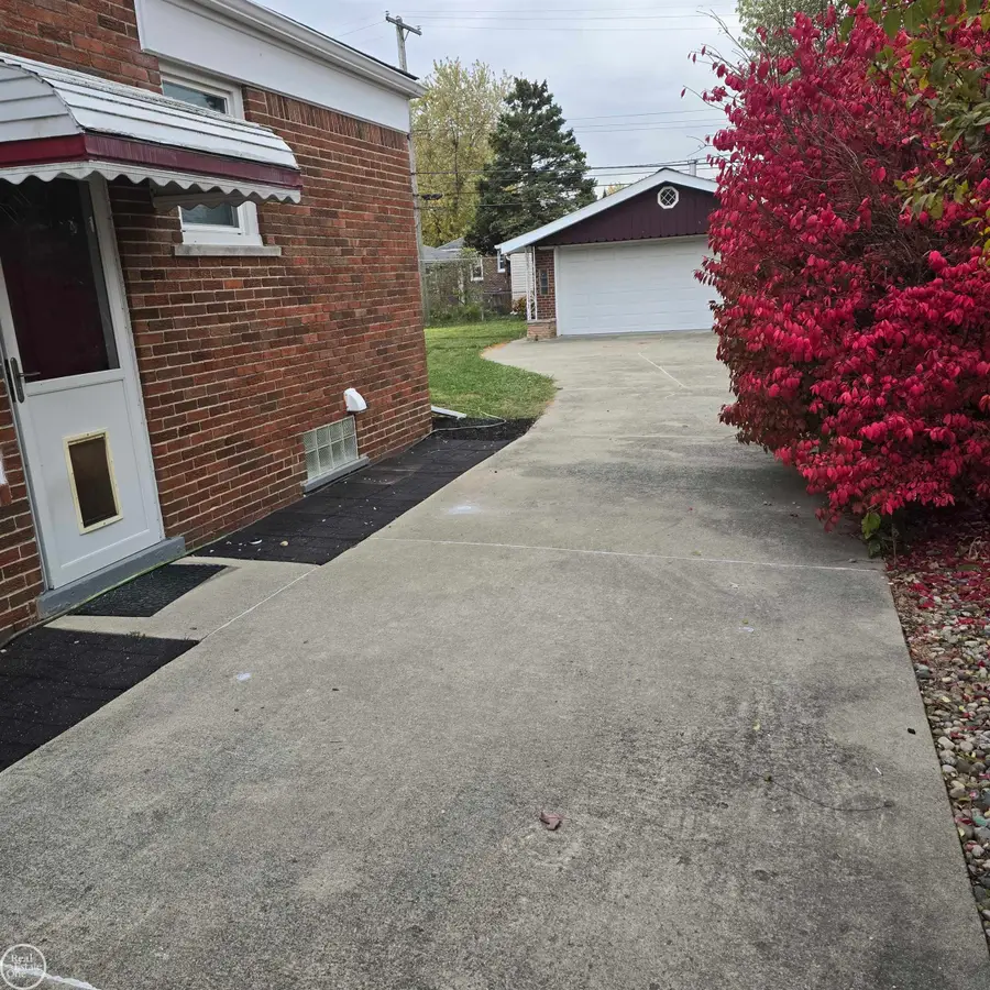 16084 Hauss AVE, Eastpointe, MI 48021 - #3
