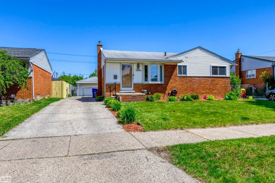 18029 Rainbow ST, Fraser, MI 48026 - #2
