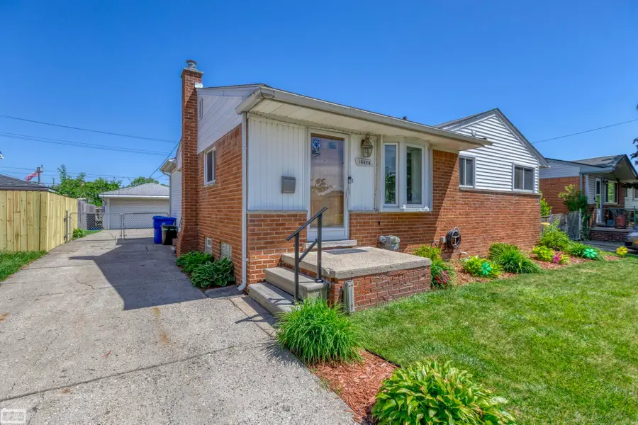 18029 Rainbow ST, Fraser, MI 48026 - #3
