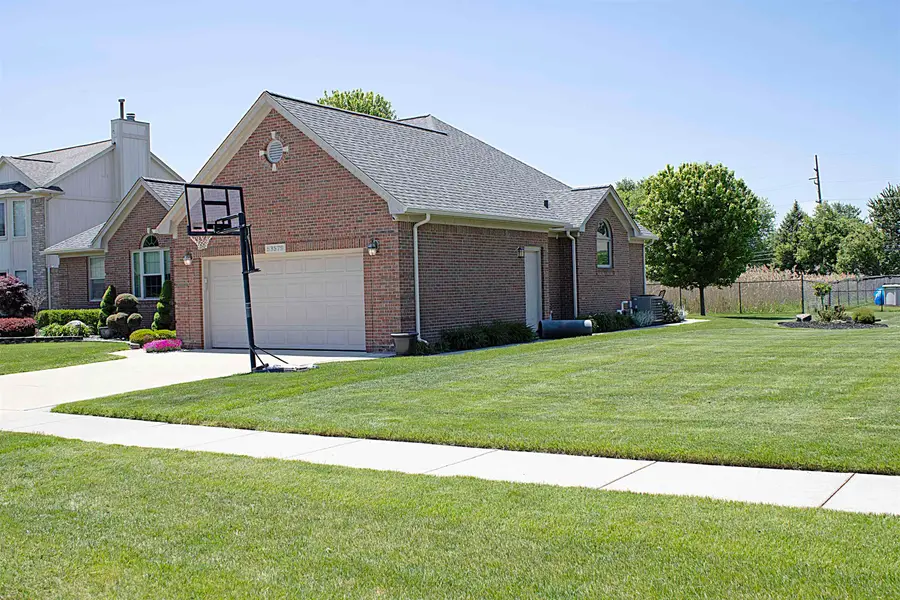 53579 Meadow Creek DR, New Baltimore, MI 48047 - #2