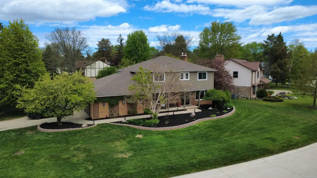 2495 Chalet DR, Rochester Hills, MI 48309 - #1