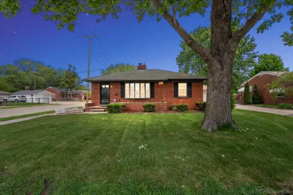 20221 E 11 Mile RD, StClairShores, MI 48081