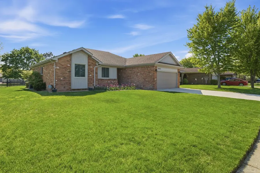46346 Hollowoode LN, Macomb, MI 48044 - #2