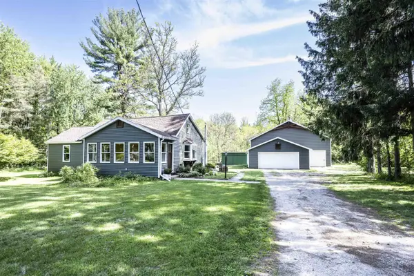 1516 11 Mile NE RD, ComstockPark, MI 49321