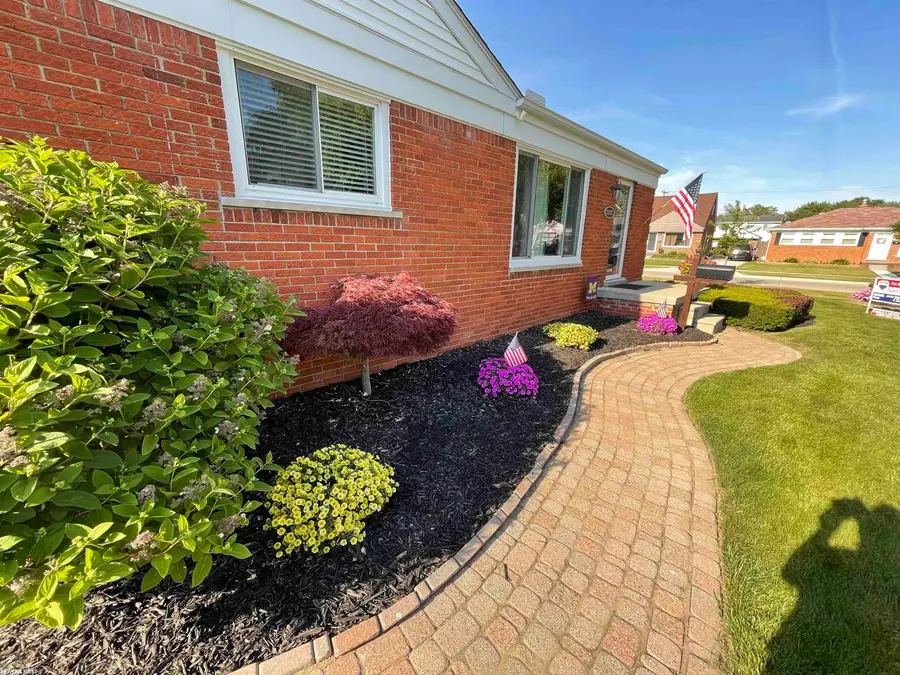 22225 Love ST, Saint Clair Shores, MI 48082 - #2