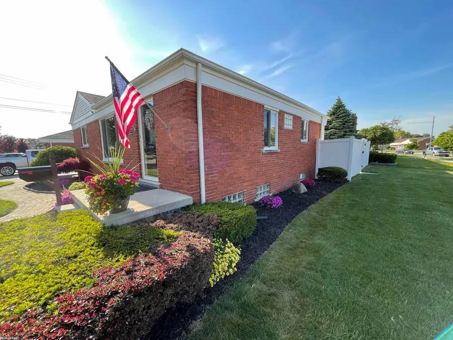 22225 Love ST, Saint Clair Shores, MI 48082 - #3