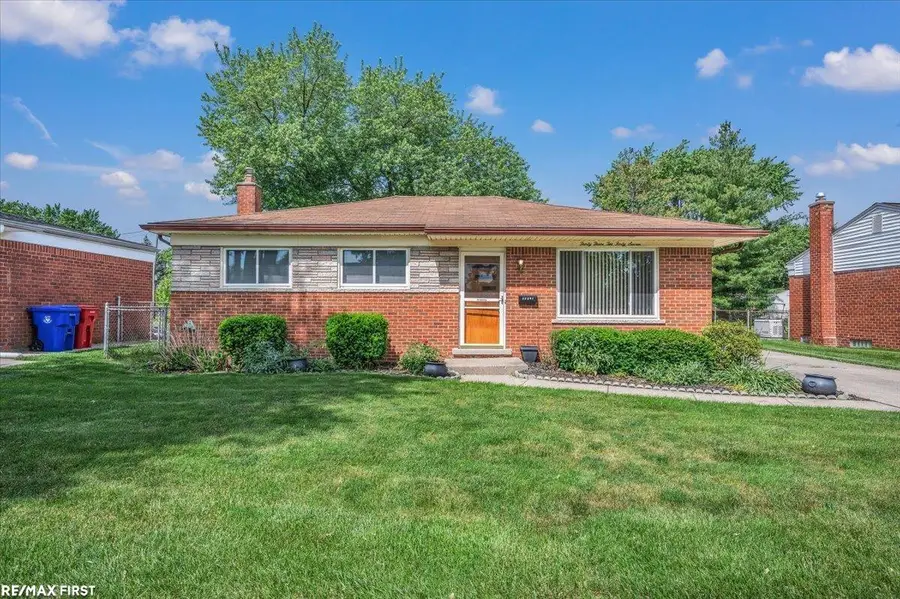 33247 Regal DR, Fraser, MI 48026 - #3