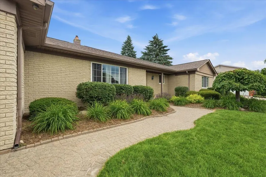 5191 Saint Richard DR, Utica, MI 48316 - #3