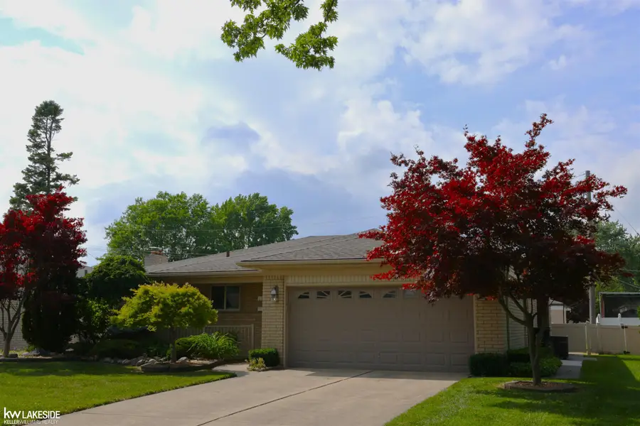 13339 Roxbury DR, Sterling Heights, MI 48312 - #2