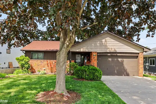 142 Channelsyde Dr DR, Algonac, MI 48001