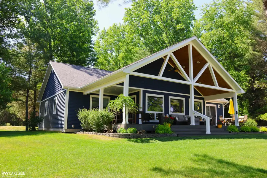 521 W River CT, Gladwin, MI 48624 - #2