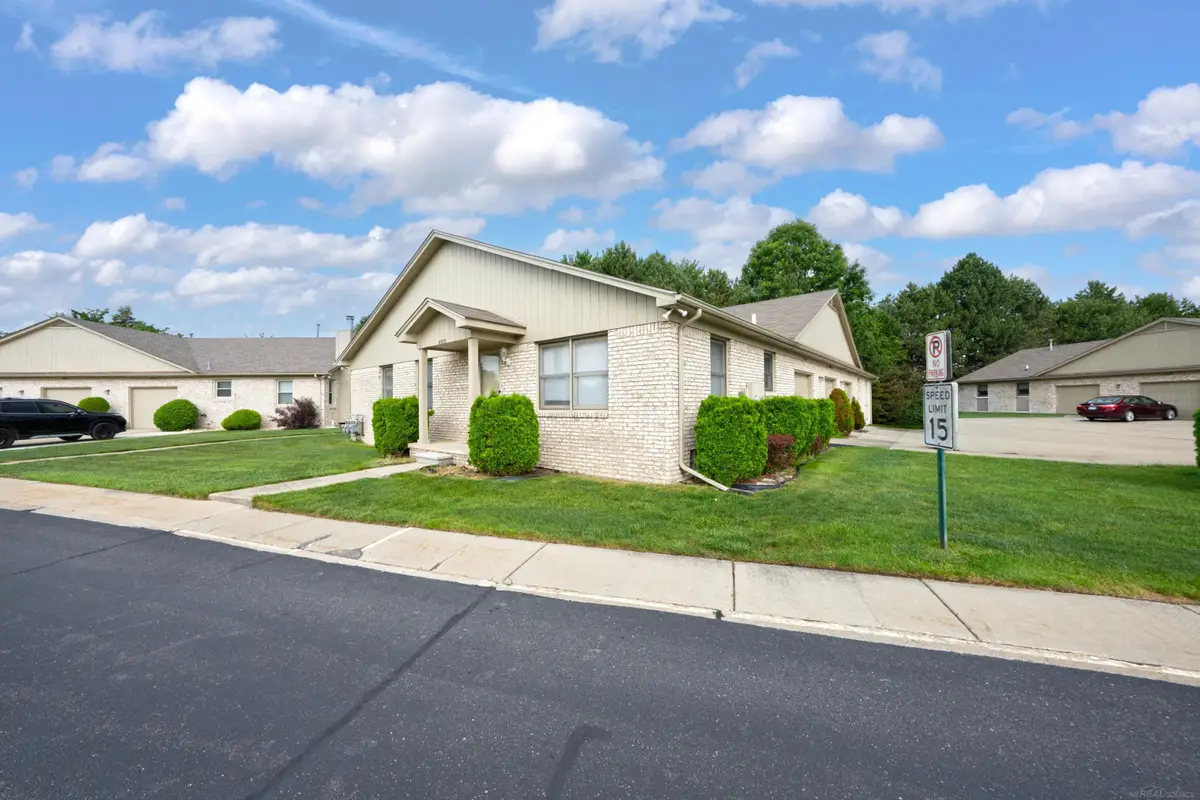 41933 King Edward CT, Clinton, MI 48038 - #1