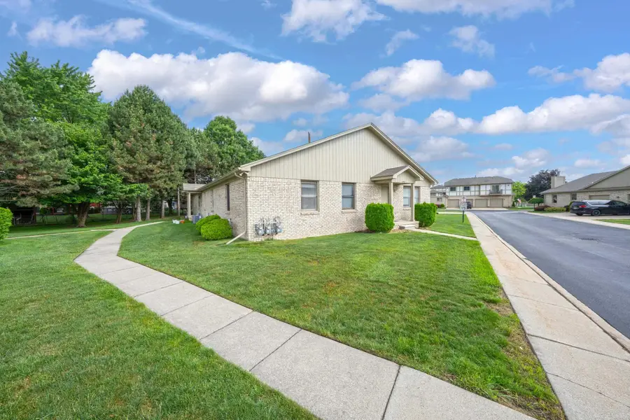 41933 King Edward CT, Clinton, MI 48038 - #2
