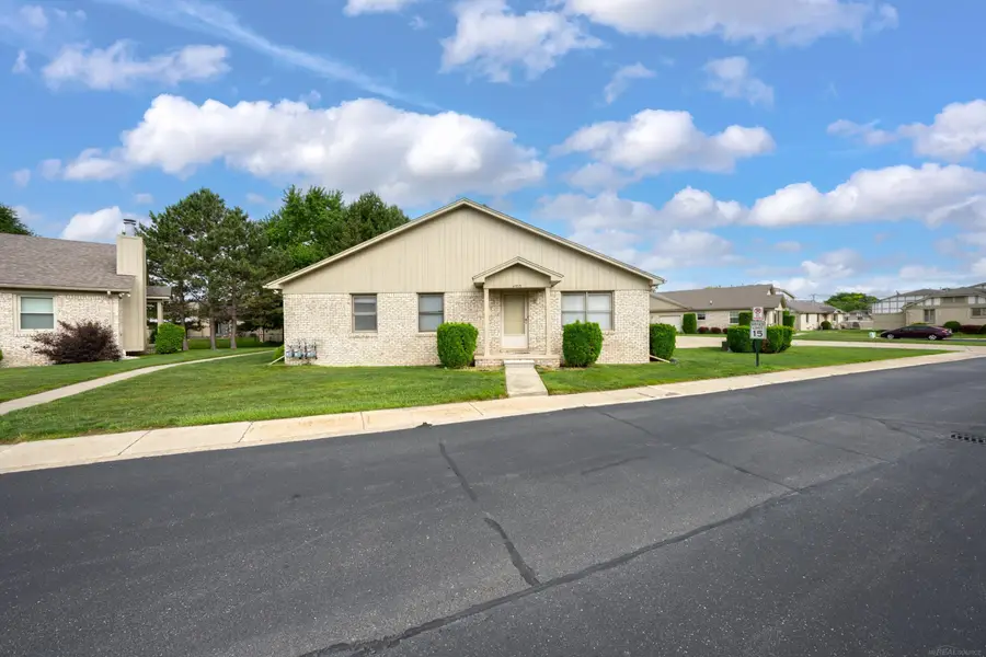 41933 King Edward CT, Clinton, MI 48038 - #3
