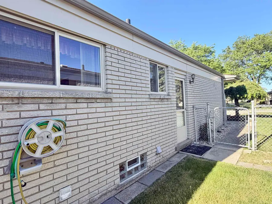36757 Adele Dr DR, Sterling Heights, MI 48312 - #3