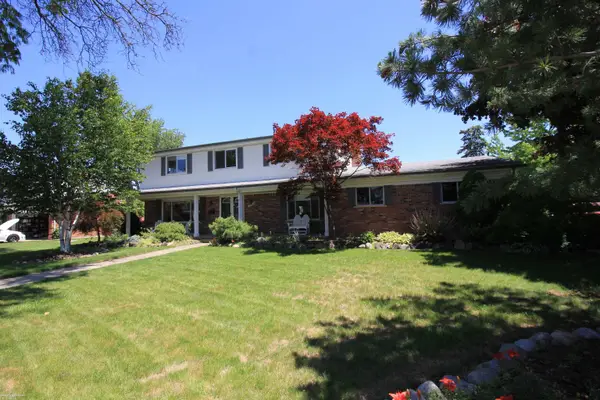 32310 Coventry PL, Warren, MI 48093