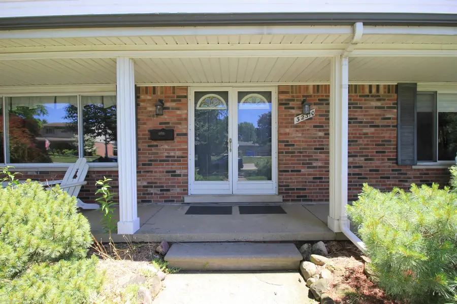 32310 Coventry PL, Warren, MI 48093 - #2