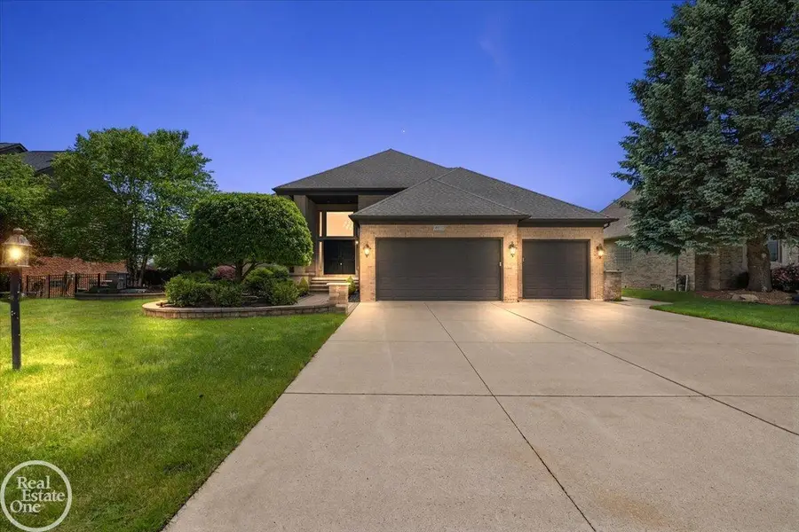 49572 Compass Point DR, Chesterfield, MI 48047 - #2