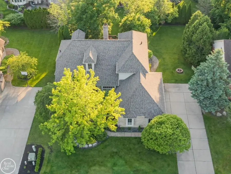 55261 Kingsway DR, Shelby, MI 48316 - #2