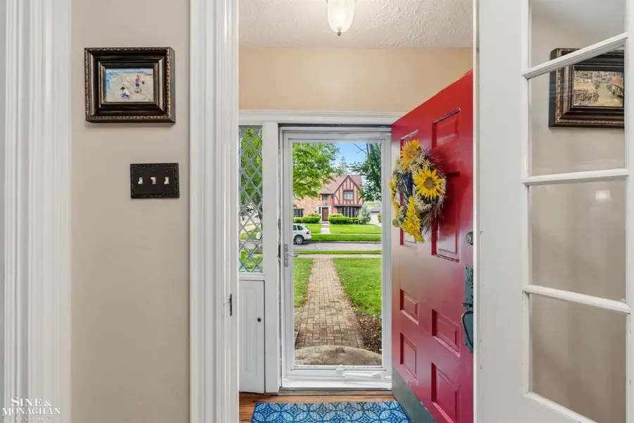 586 University PL, Grosse Pointe, MI 48230 - #2