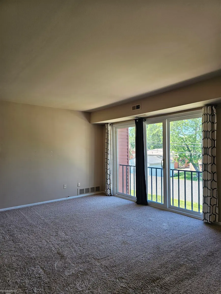 409 Sunset LN, Saint Clair Shores, MI 48082 - #3