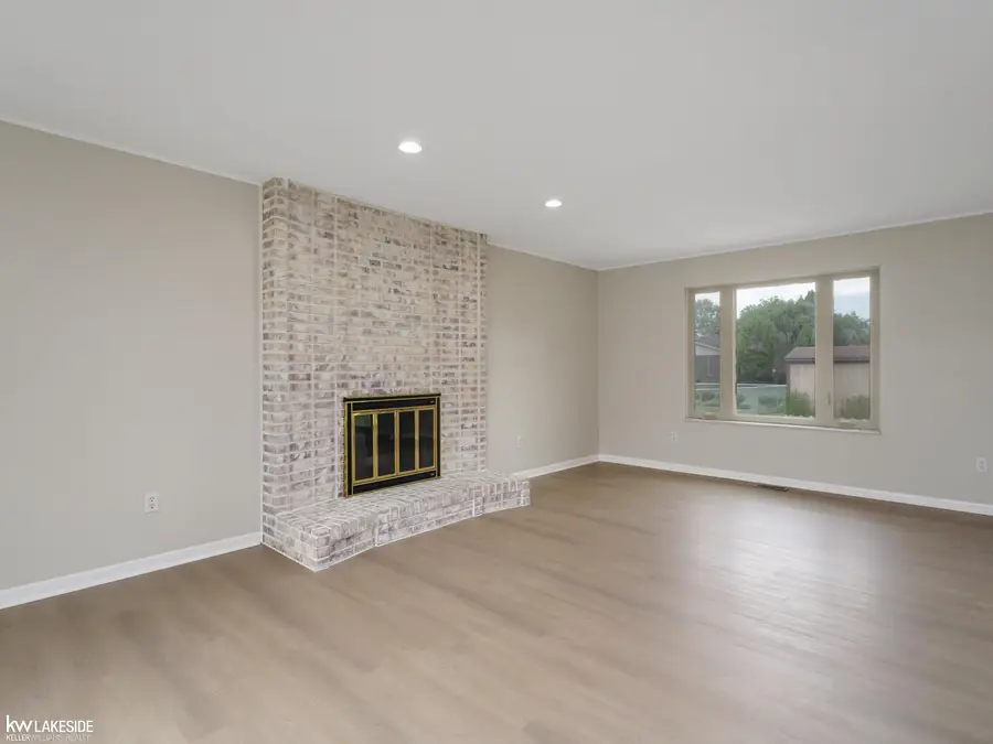 42411 Royal LN, Clinton, MI 48038 - #2