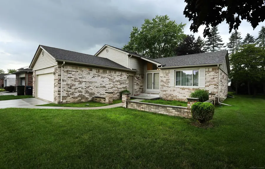 39549 Chantilly DR, Sterling Heights, MI 48313 - #2