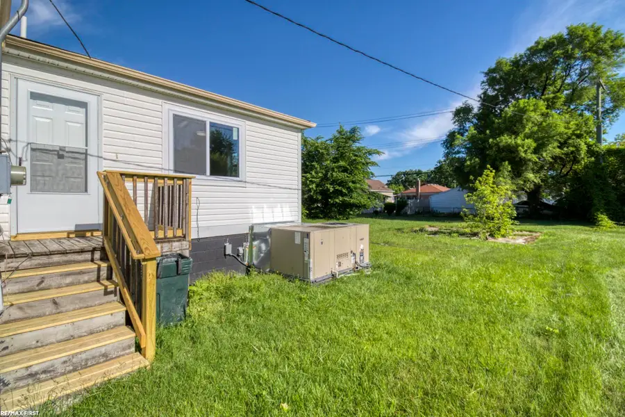 49 Fessenden St ST, Mount Clemens, MI 48043 - #3