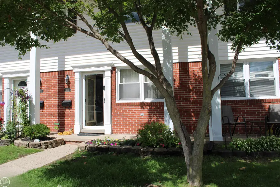 45731 Kensington ST, Utica, MI 48317 - #2