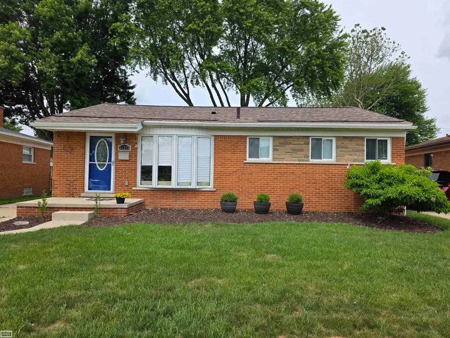 31375 W Wind DR, Fraser, MI 48026 - #2