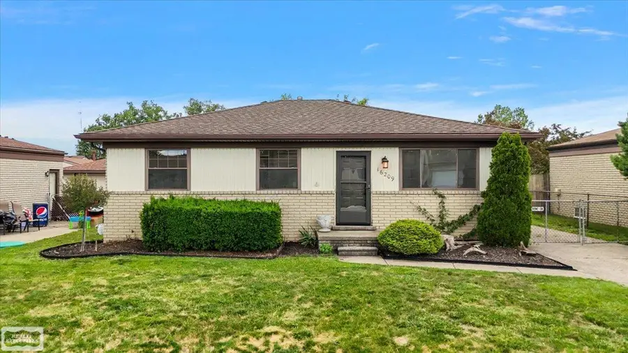 16209 Secretariat ST, Roseville, MI 48066 - #2