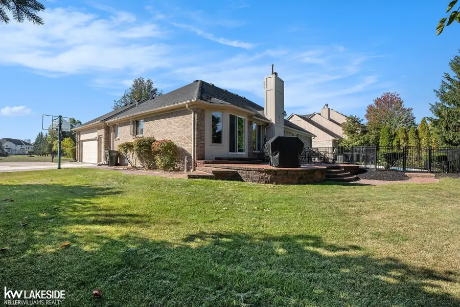 2679 Larch DR, Sterling Heights, MI 48314 - #3