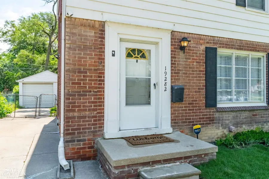19282 Raymond ST, Grosse Pointe Woods, MI 48236 - #2