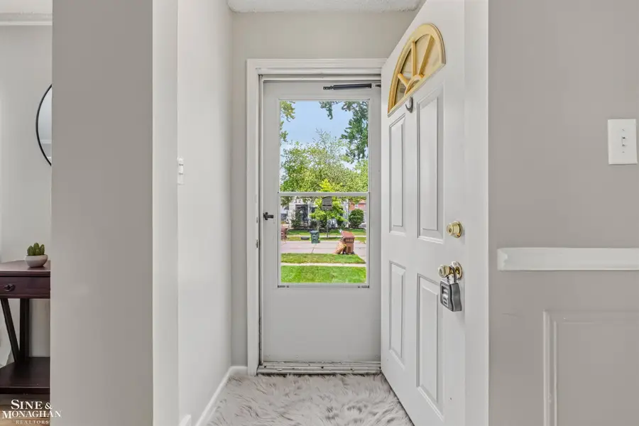 19282 Raymond ST, Grosse Pointe Woods, MI 48236 - #3