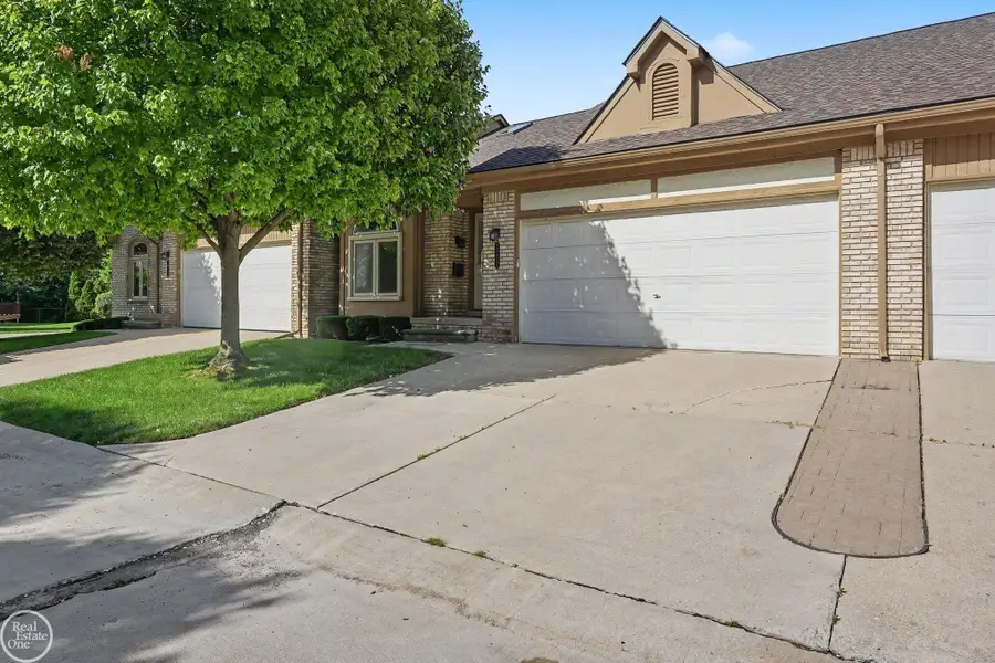 35914 Fierimonte DR, Clinton Township, MI 48035 - #2