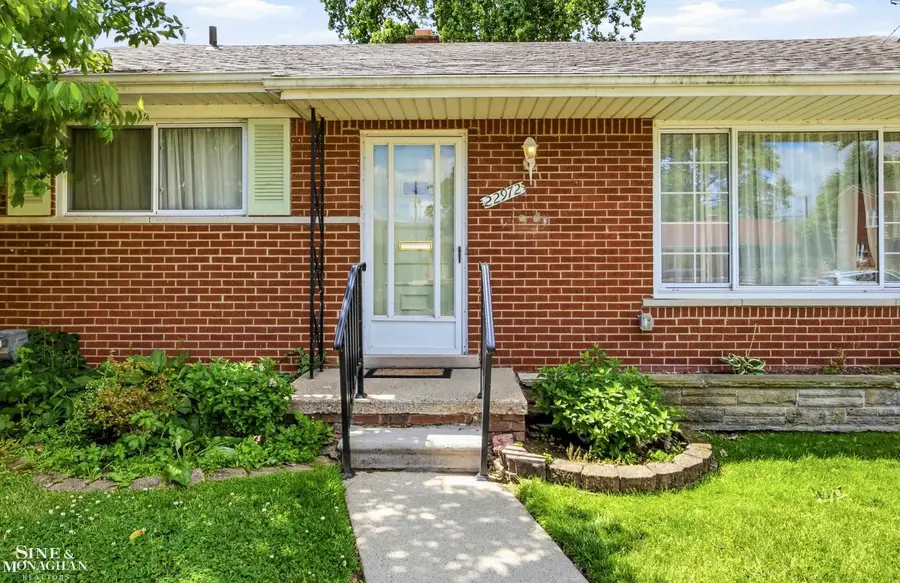 22972 Clairwood ST, Saint Clair Shores, MI 48080 - #2