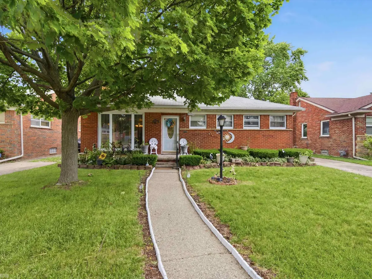 17101 Sprenger AVE, Eastpointe, MI 48021 - #1
