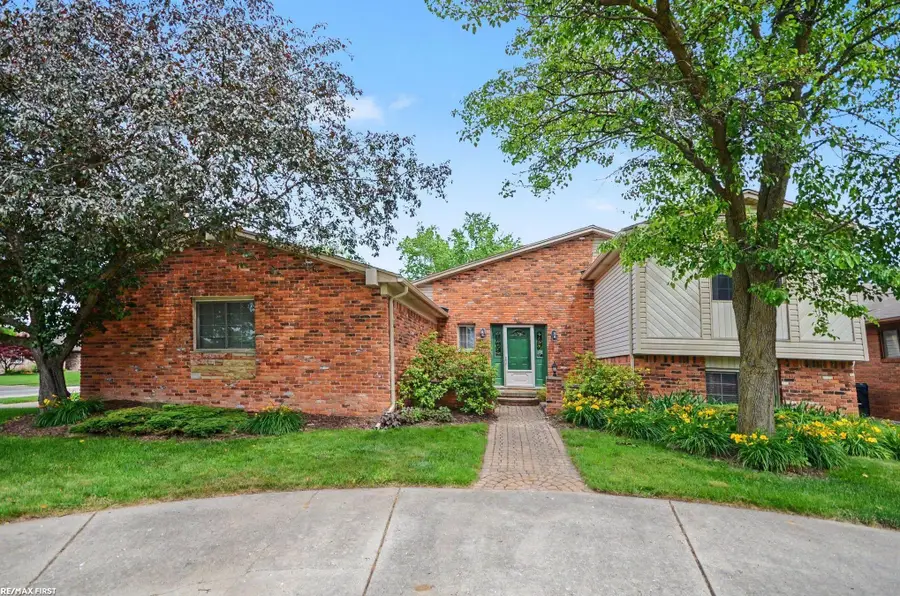 38258 Luxbury CT, Sterling Heights, MI 48312 - #3