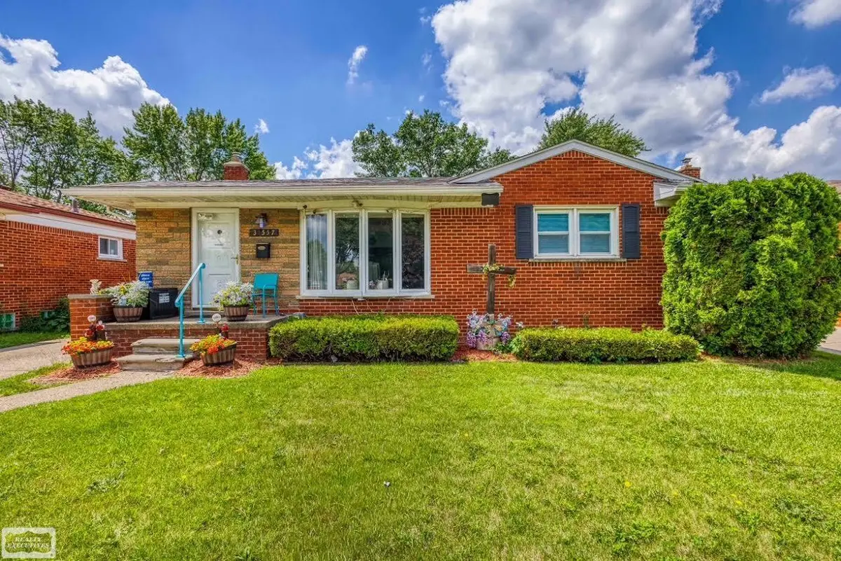 31557 Kelly RD, Fraser, MI 48026 - #1