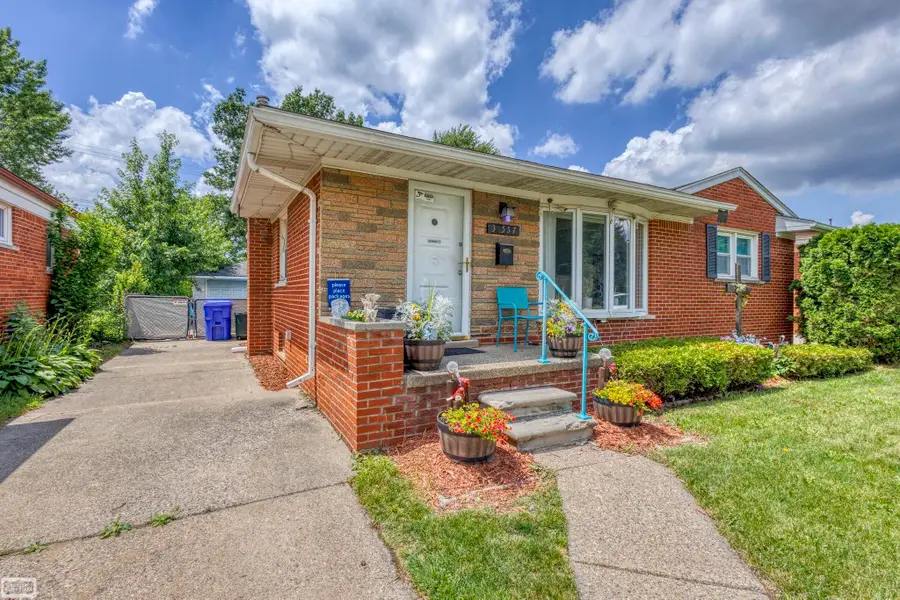 31557 Kelly RD, Fraser, MI 48026 - #3