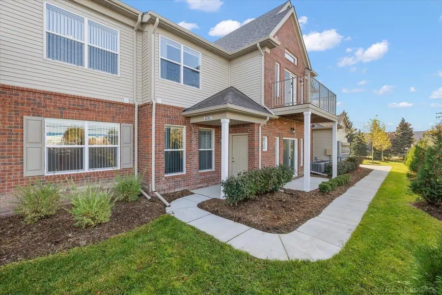 8280 Heywood CIR, Sterling Heights, MI 48312 - #3