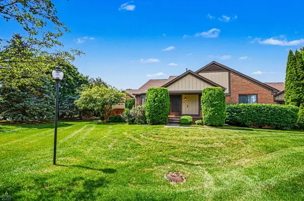 32 Meadow Wood, RochesterHills, MI 48307