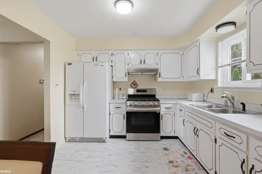42654 Rutgers DR, Sterling Heights, MI 48313 - #3