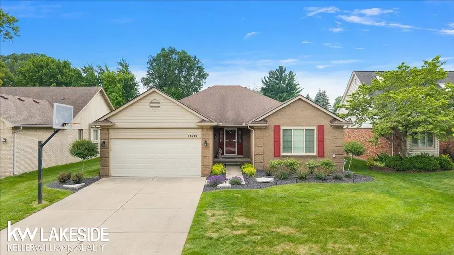 13746 Wellington DR, Sterling Heights, MI 48313 - #2