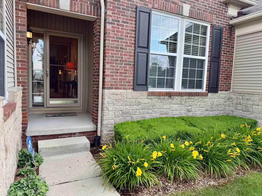 49626 Wayburn DR, Macomb, MI 48042 - #2